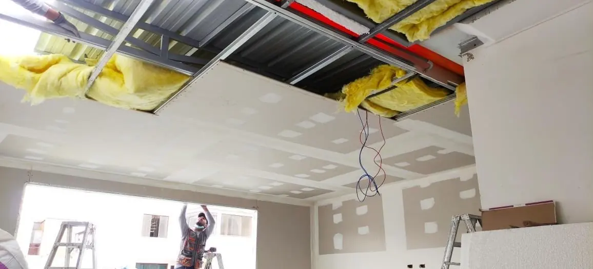 Cielo raso de drywall con aislamiento térmico